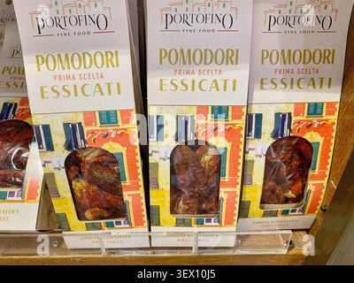 Fiumicino, Italien - 19. Juni 2026: Getrocknete Tomaten der Marke Portofino in dekorativer Verpackung in einem Regal in einem Duty-Free-Shop mit farbenfrohem Design Stockfoto