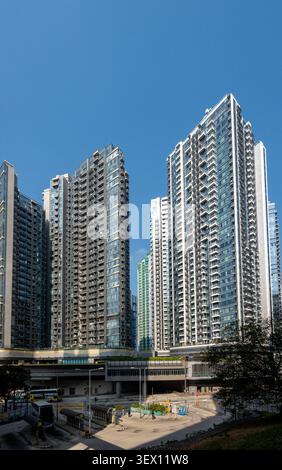 Die Wohnsiedlung Southside in Wong Chuk Hang mit modernen Hochhäusern mit blauen Glasfassaden Stockfoto