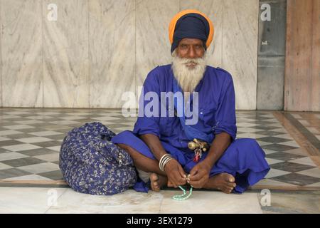Delhi. Juli 2004: Ein Gläubiger in einem neuen Sikh-Tempel in der Hauptstadt. Stockfoto
