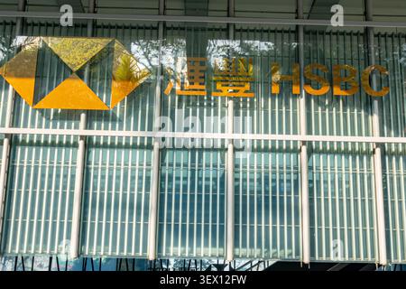 HSBC-Hauptgebäude in Zentral, Hongkong, zweisprachiges englisches und chinesisches Logo Stockfoto