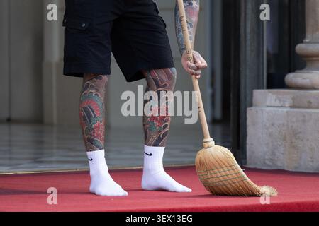 Paris, Frankreich. Juni 2026. Ein Mann in seinen Socken fegt den roten Teppich vor einem Treffen im Elysee Präsidentenpalast in Paris am 29. Juni 2026. Foto: Raphael Lafargue/ABACAPRESS.COM Credit: Abaca Press/Alamy Live News Stockfoto