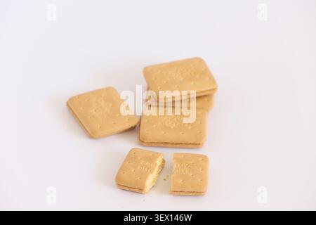 Quadratische Creme-Sandwich-Kekse Auf Weißem Hintergrund Mit Gebrochenem Cookie Und Krümeln Stockfoto