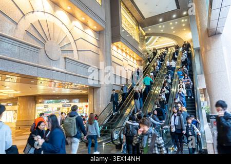 Innenelevatoren des Times Square Einkaufszentrums in Causeway Bay, Hongkong Stockfoto