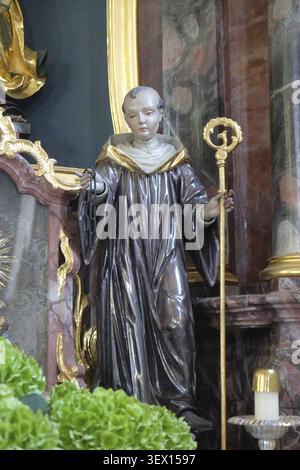 Heiligenstatue auf dem St. Josef-Altar in der St.-Lorenz-Kirche in Denkendorf Stockfoto