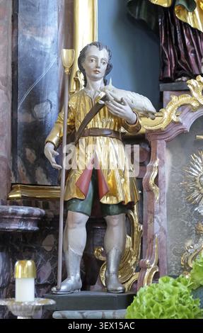 Heiligenstatue auf dem St. Josef-Altar in der St.-Lorenz-Kirche in Denkendorf Stockfoto