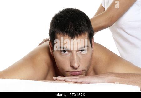 Mann, der Massage erhält Entspannungsbehandlung Nahaufnahme Porträt von weiblichen Händen Stockfoto
