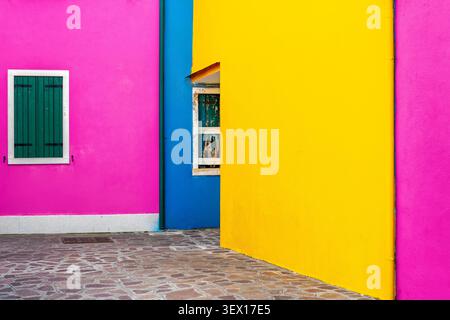 Abstrakte geometrische Komposition der berühmten farbenfrohen Häuser von Burano, Italien, mit leuchtenden rosa, gelben und blauen Wänden Stockfoto