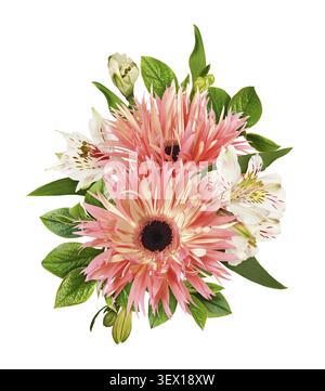 Korallen- und Gelbblumen von Gerbera und Alstroemeria mit grünen Zierblättern in einer Blumenanordnung isoliert auf weiß Stockfoto