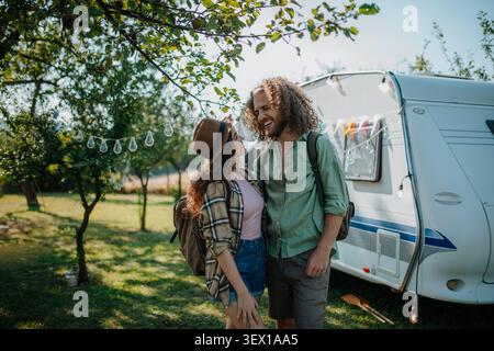 Das junge Paar ist auf einem Campingausflug in die Natur. Preisfreundliche Caravan-Reise. Stockfoto