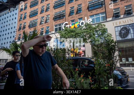 Die „Doppel“ des Google-Logos auf ihrem Gebäude an der 111 Eighth Avenue in New York sind in Regenbogenfarben zu Ehren des Gay Pride Day dekoriert, der am Samstag, den 13. Juni 2026, für den Gay Pride Month, zu sehen ist. (© Richard B. Levine) Stockfoto