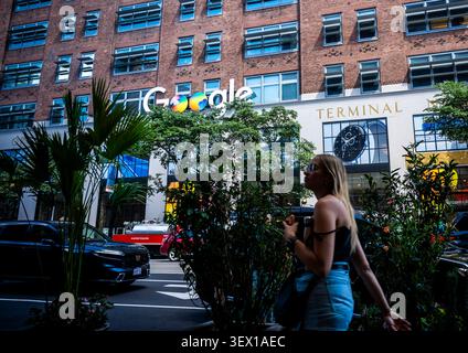 Die „Doppel“ des Google-Logos auf ihrem Gebäude an der 111 Eighth Avenue in New York sind in Regenbogenfarben zu Ehren des Gay Pride Day dekoriert, der am Samstag, den 13. Juni 2026, für den Gay Pride Month, zu sehen ist. (© Richard B. Levine) Stockfoto