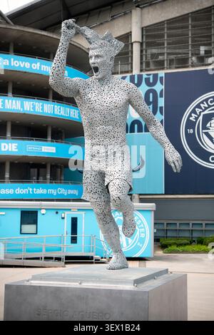 Statue des ehemaligen Manchester City-Fußballers Sergio Aguero vor dem Etihad-Stadion in Manchester, England, Großbritannien Stockfoto