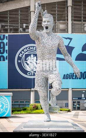 Statue des ehemaligen Manchester City-Fußballers Sergio Aguero vor dem Etihad-Stadion in Manchester, England, Großbritannien Stockfoto