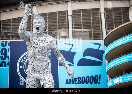Statue des ehemaligen Manchester City-Fußballers Sergio Aguero vor dem Etihad-Stadion in Manchester, England, Großbritannien Stockfoto