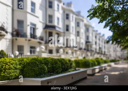 Unscharfe Sicht auf weiße Reihenhäuser in London Stockfoto