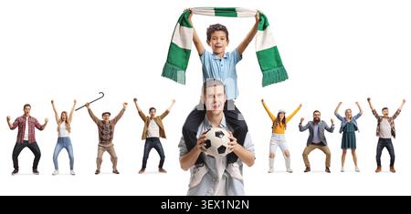 Mann, der ein Kind auf Schultern trägt und einen Fußball hält, während Fans im Hintergrund gefeiert werden Stockfoto