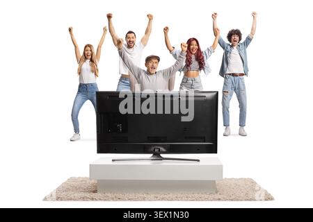 Eine Gruppe fröhlicher Leute feiert vor einem fernsehbildschirm Stockfoto