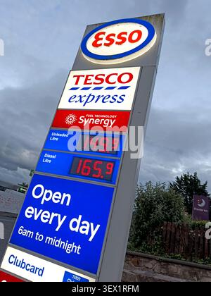 Das Esso Tesco Express-Schild zeigt bleifreies Benzin zu 165,9p pro Liter in der Willowbrae Road, Duddingston, Edinburgh, Schottland Stockfoto