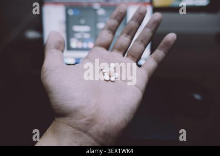 Hand hält verschiedene Pillen und Tabletten, verschwommener Smartphone-Hintergrund — Nahaufnahme medizinisch oder Stockfoto