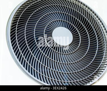 Abstrakte Nahansicht eines modernen runden Lüftungsgitters und Kühlerventilators der Klimaanlage. Stockfoto