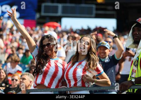Boston, USA. Juni 2026. Die Paraguay-Fans waren vor dem Spiel der FIFA Fussball-Weltmeisterschaft 2026 im Stadion Boston am 29. Juni 2026 in Foxborough, Massachusetts, im Stadion der FIFA Fussball-Weltmeisterschaft 32. Quelle: Allstar Picture Library Ltd/Alamy Live News Stockfoto