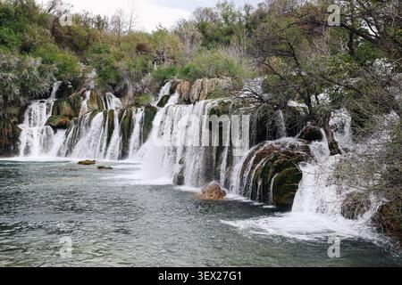 Breiter Wasserfall, der über Felsen in natürlicher Landschaft fließt. Landschaftlich reizvoller Reisehintergrund für Tourismus, Outdoor-Abenteuer, Entspannung und Naturerkundung. Stockfoto