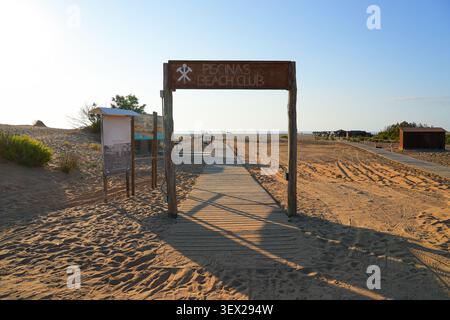 Holzbogen und Zugang zum Piscinas Beach Club auf den Sanddünen von Arbus, Sardinien, Italien Stockfoto