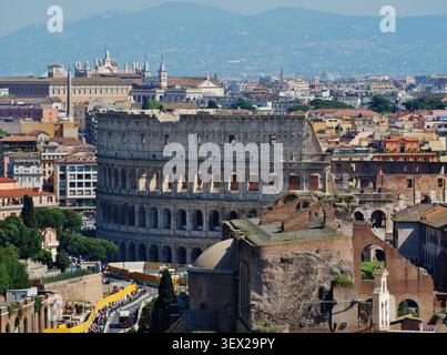 Blick vom Vittoriano auf das Kolosseum, Rom, Latium, Italien, April 2024 Stockfoto