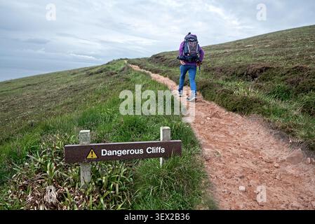 Junge Frau auf dem Fußweg von Rackwick Bay zum Old man of Hoy, Isle of Hoy, Orkney Islands, Schottland, Großbritannien. Stockfoto