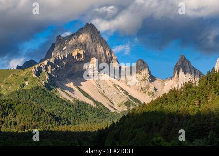 Berggipfel (Tete de Vacheres) des Devoluy-Massivs im Vercors-Park, französische Alpen. La Jarjatte Valley, Drome, Frankreich Stockfoto