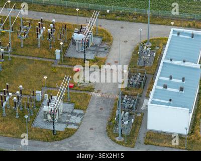 Aus der Vogelperspektive eines elektrischen Unterwerks mit Transformatoren, Schaltanlagen und einem kleinen Versorgungsgebäude in Pass, Woiwodschaft Masowien, Polen. Stockfoto
