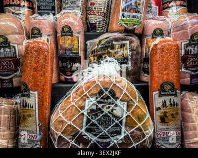 Mahwah, NJ - USA - 27. Juni 2026 Nahaufnahme mit verschiedenen italienischen Fleischgerichten, darunter Schinken, Salami, Mortadella und Pfeffer, ordentlich gestapelt Stockfoto