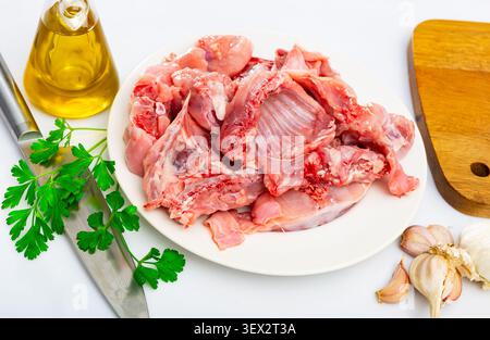 Top of view rohes Hackfleisch von Kaninchen mit Kräutern und Gewürzen Stockfoto