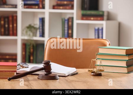 Juristischer Arbeitsbereich mit Hammer, Waage und Büchern Stockfoto