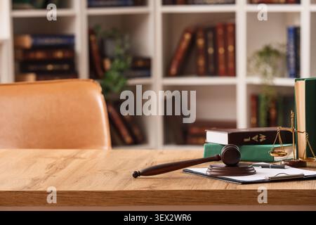 Juristischer Arbeitsbereich mit Hammer, Gesetzbüchern und Maßstäben der Gerechtigkeit Stockfoto