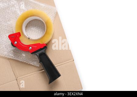 Verpackungsband-Spender mit Luftpolsterfolie und Karton Stockfoto