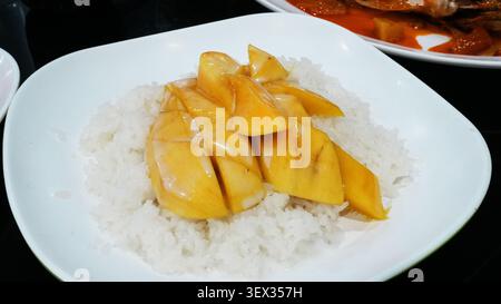 Close Up White Plate Frische Mangoblätter Ruhen Auf Duftendem Kokos Sticky Rice Thai Sweet Dessert Aus Stockfoto