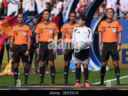 Boston, USA. Juni 2026. Die Schiedsrichter sind vor dem Spiel der Runde 32 zwischen Deutschland und Paraguay bei der FIFA Fussball-Weltmeisterschaft 2026 im Boston Stadium in Boston, USA, am 29. Juni 2026 zu sehen. Quelle: Huang Zongzhi/Xinhua/Alamy Live News Stockfoto