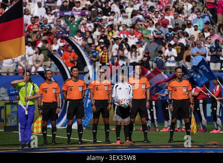 Boston, USA. Juni 2026. Die Schiedsrichter sind vor dem Spiel der Runde 32 zwischen Deutschland und Paraguay bei der FIFA Fussball-Weltmeisterschaft 2026 im Boston Stadium in Boston, USA, am 29. Juni 2026 zu sehen. Quelle: Chen Yichen/Xinhua/Alamy Live News Stockfoto