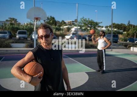 Zwei Männer spielen Streetball auf dem Platz im Freien Stockfoto