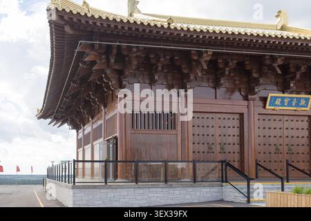 Nahaufnahme traditioneller chinesischer Architekturdetails im buddhistischen Garten Wutai Shan in Cavan-Monaghan, Ontario. Die kunstvolle Holzkonstruktion und Stockfoto