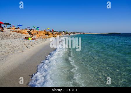 Kristallklares türkisfarbenes Wasser und Quarzsandstrand von IS Arutas in Cabras, Sardinien, Italien Stockfoto