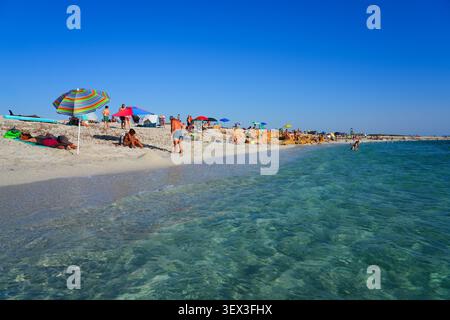 Kristallklares türkisfarbenes Wasser und Quarzsandstrand von IS Arutas in Cabras, Sardinien, Italien Stockfoto