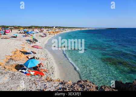 Kristallklares türkisfarbenes Wasser und Quarzsandstrand von IS Arutas in Cabras, Sardinien, Italien Stockfoto
