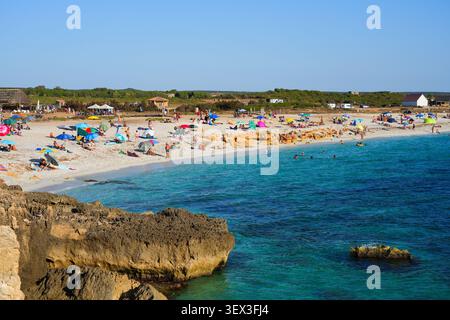 Kristallklares türkisfarbenes Wasser und Quarzsandstrand von IS Arutas in Cabras, Sardinien, Italien Stockfoto