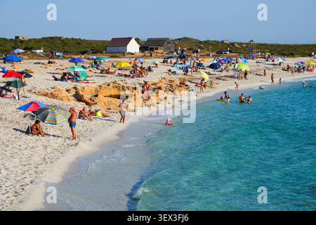 Kristallklares türkisfarbenes Wasser und Quarzsandstrand von IS Arutas in Cabras, Sardinien, Italien Stockfoto
