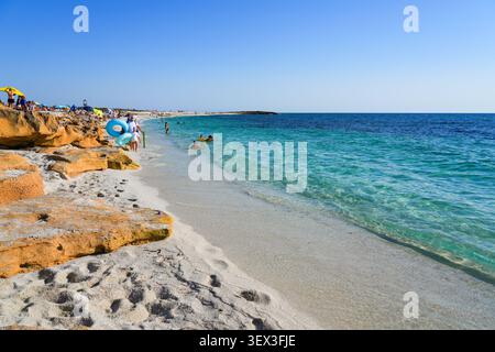 Kristallklares türkisfarbenes Wasser und Quarzsandstrand von IS Arutas in Cabras, Sardinien, Italien Stockfoto