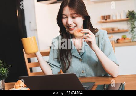 Glück Unternehmer schönes Geschäft asiatische junge Frau tragen lässig Handy zum Einkaufen online genießen Sie mit sozialen Medien und Laptop zu Hause Stockfoto