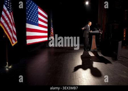Präsident Barack Obama hält Ausführungen im Apollo Theater in New York, New York, 19. Januar 2012. (Offizielles Foto des Weißen Hauses von Pete Souza) dieses offizielle Foto des Weißen Hauses wird nur für die Veröffentlichung durch Nachrichtenorganisationen und/oder für den persönlichen Gebrauch durch den/die Gegenstand(e) des Fotos zur Verfügung gestellt. Das Foto darf in keiner Weise manipuliert und nicht in kommerziellen oder politischen Materialien, Werbung, E-Mails, Produkten oder Werbeaktionen verwendet werden, die auf irgendeine Weise eine Genehmigung oder Billigung des Präsidenten, der Ersten Familie oder des Weißen Hauses vermuten lassen. Ê Stockfoto