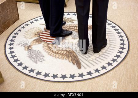 Präsident Barack Obama steht mit Senator Chuck Schumer, D-N.Y., nach einem Treffen mit der demokratischen Führung des Senats im Oval Office am 7. Dezember 2011. (Offizielles Foto des Weißen Hauses von Pete Souza) dieses offizielle Foto des Weißen Hauses wird nur für die Veröffentlichung durch Nachrichtenorganisationen und/oder für den persönlichen Gebrauch durch den/die Gegenstand(e) des Fotos zur Verfügung gestellt. Das Foto darf in keiner Weise manipuliert und nicht in kommerziellen oder politischen Materialien, Anzeigen, E-Mails, Produkten oder Werbeaktionen verwendet werden, die auf irgendeine Weise eine Genehmigung oder Billigung des Präsidenten, des ersten Fa, vermuten lassen Stockfoto
